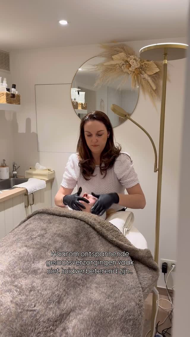 I hate to break it to you… 😅 Maar een ontspannende gelaatsverzorging is niet per se huidverbeterend, en een huidverbeterende behandeling is niet per se ontspannend. Het is niét vanzelfsprekend dat beide gecombineerd worden.
Toch is het belangrijk dat je huid de juiste, diepe verzorging krijgt, én dat jij tot rust komt zodat je huid echt kan stralen ✨
Bij Pur’Elle maak ik er mijn missie van om beide te combineren. 𝘡𝘰 𝘨𝘦𝘯𝘪𝘦𝘵 𝘫𝘦 𝘷𝘢𝘯 𝘳𝘶𝘴𝘵 𝘦𝘯 𝘩𝘶𝘪𝘥𝘷𝘦𝘳𝘣𝘦𝘵𝘦𝘳𝘪𝘯𝘨 𝘴𝘢𝘮𝘦𝘯. De Liftboost is daar het perfecte voorbeeld van: HIFU wordt gecombineerd met een heerlijk masker, LED-therapie en de juiste verzorging.
Het resultaat? Een glow die van binnen én van buiten zichtbaar is 💖
Klaar om ook te stralen? Boek tijdig je plekje via www.purelle.be