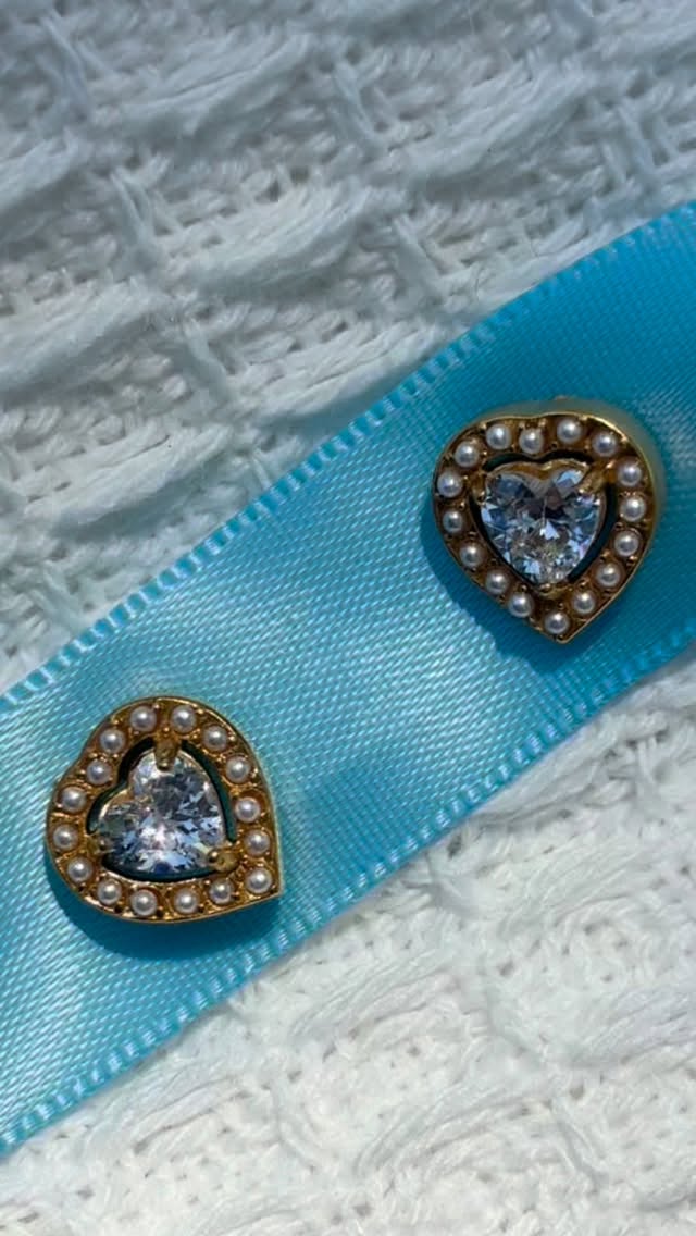 ✨ Sparkle season is almost here! ✨
April’s warming up… maybe it’s time to treat yourself to some shine that hugs your skin ☀️💎
.
.
.
.
#seesea #lovedromthesea #waterproofjewelry #tarnishfreejewelry #goldjewelry