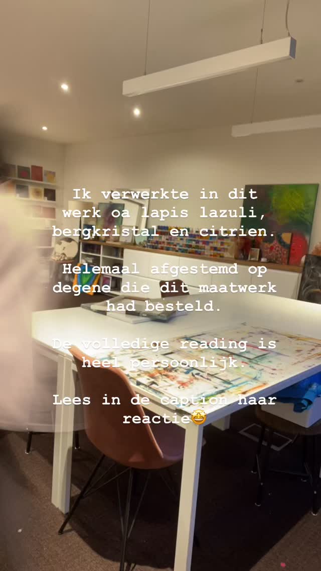 Ik wil je nogmaals danken voor jouw mooie kunstwerk. Ik vind het ongelooflijk hoe dit, samen met jouw bijhorende boodschap van het oneindige licht, ressoneert met mijn huidige context.
Ik vind het nog altijd bijzonder hoe erg ik, toen ik deze morgen bij je binnenkwam, onmiddellijk werd aangetrokken door dit schilderij.
Het geeft ondertussen een mooi centraal plekje in mijn woonkamer gekregen (zie foto’s).
Ik vind het erg goed passen bij mijn favoriete beeld, dat ook een bepaalde rust uitstraalt, waarnaar ik verlang na zoveel moeilijke jaren.
De puzzel lijkt op één of andere manier toch stilaan in elkaar te gaan passen:
- jouw boodschap van het oneindige licht
- mijn ‘kristalkern’ kaart die ik deze morgen trok
- jouw werk 16 - in verbinding met mijn innerlijke godin = eerste werk bij errste keer openslaan van jouw boek
Dit brengt écht hoop dat ik mijn plekje in de wereld, dat voor me bedoeld is, weldra zal kunnen innemen.
Dankjewel voor de begeleiding hierbij!
✨✨✨
Wil jij ook een energetisch kunstwerk op maat met een persoonlijke boodschap afgestemd op jou en/of jouw ruimte? Stuur me een berichtje🥰😘