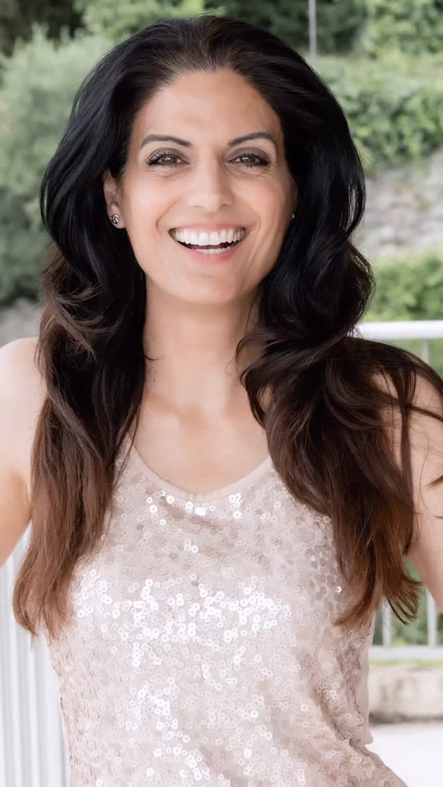 Zwischen Momenten, die bleiben –
und Augenblicken, die man fast übersieht… ✨
Dieses Shooting ist mehr als nur ein Bild.
Es ist ein Gefühl. Eine Geschichte. Eine leise Präsenz.
Ich liebe genau diese Mischung:
Natürlichkeit, Eleganz und dieses gewisse Etwas,
das man nicht erklären kann – aber sofort spürt.
Als Moderatorin lebe ich von echten Momenten.
Und genau das zeigt sich auch hier:
kein Perfektsein – sondern Persönlichkeit.
Welches Bild berührt dich am meisten? 💫
Danke an @cela_photography_ für das schöne Shooting
#Moderatorin #Eleganz #AuthentischSein #Fotoshooting