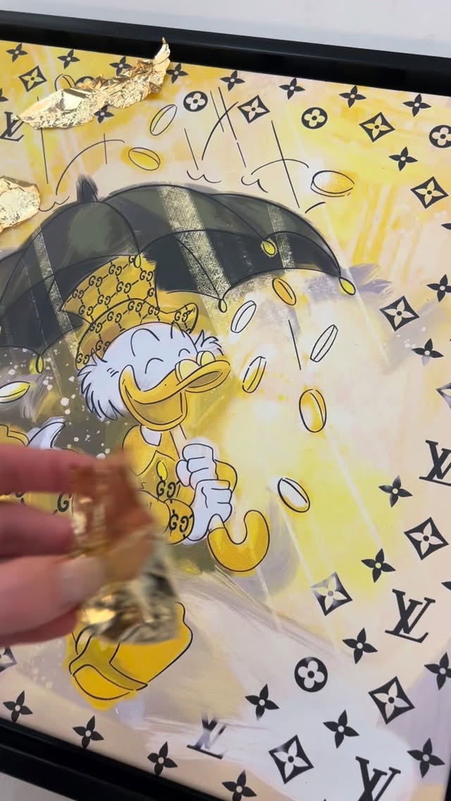 Wie Dagobert Duck schon wusste: Reichtum ist mehr als nur Geld – es ist ein Mindset.
Zwischen Luxus, Mut und einem Hauch Größenwahn entsteht genau dort Erfolg, wo andere nur den Regen sehen.
Gold fällt nicht vom Himmel… außer du erschaffst dir deinen eigenen Sturm. ✨
Dieses Werk steht für Hustle, Vision und den Moment, in dem sich alles auszahlt.