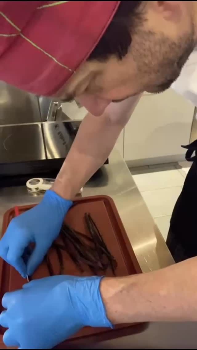 Die Glacé-Saison rückt näher. Und mit ihr ein Klassiker: Vanille. Wir zeigen dir, wie unsere Vanille-Glacé entsteht. Schritt für Schritt, mit viel Handarbeit und Gespür für den richtigen Moment.