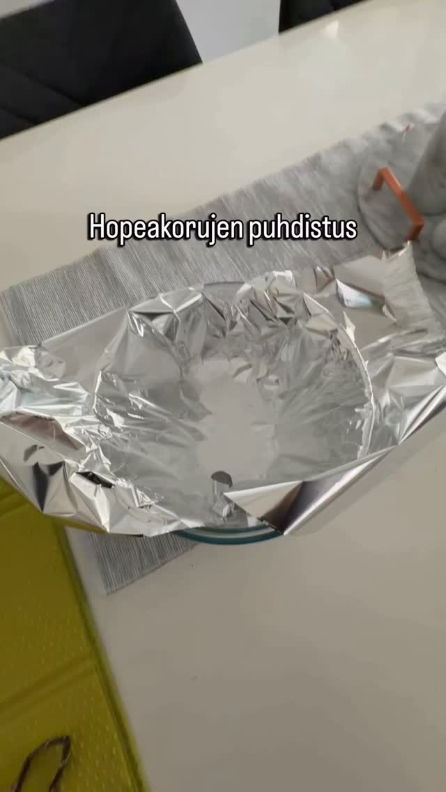 Hopeakorut taas säihkymään helpolla niksillä.
Vuora kulho foliolla, kiiltävä puoli ylöspäin
Sooda
Korut
Kuuma vesi- anna vaikuttaa 5 min.
Huuhtele
Pyyhi pehmeällä liinalla (Suositeltavaa Sivex mikrokuituliinat😉)
Sitkeät tummumat hammasharjalla ja hammastahnalla (harjaa ei voi käyttää hampaitten pesuun enää sen jälkeen 🤭)
Korit ovat sen jälkeen kuin uusia.
#siivous #hopea #siivouspalvelu