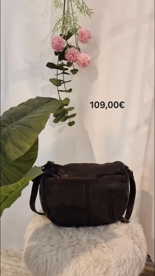 Unsere neuen Ledertaschen 😊
#regionalshoppen #taschen #leder #neu