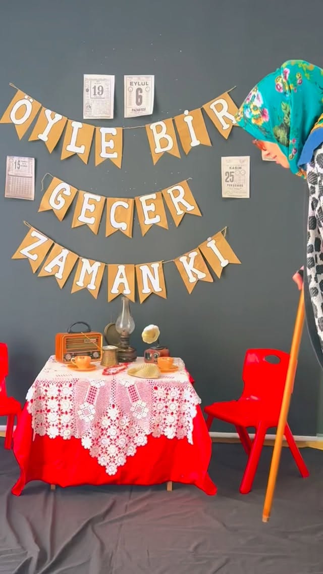 Yaşlılar Haftası kapsamında 24 Mart’ta “Öyle Bir Geçer Zaman Ki…” dedik 🌿
Yaş almak ne demek, eski zamanlarda hayat nasıldı birlikte keşfettik…
Elektriğin, televizyonun olmadığı günleri; radyo dinlenen, sohbetle geçen saatleri konuştuk 📻
Bastonların neden kullanıldığını, yaş aldıkça bedenimizin nasıl değiştiğini anlamaya çalıştık… 👵🏻👴🏻
Miniklerimiz için adeta bir tiyatro gibiydi 🎭
Hem çok eğlendiler hem de empati kurmayı öğrendiler 💛
Bizler için ise ayrı bir ders oldu… Hayatın kocaman bir döngü olduğunu bir kez daha hatırladık 🌼
Dileriz ki herkes bu yolculuğu sağlıkla, huzurla ve mutlulukla tamamlar ✨ 🍀
#köyceğiz #köyceğizkreş #köyceğizanaokulu #köyceğizyuva #yaşlılarhaftası