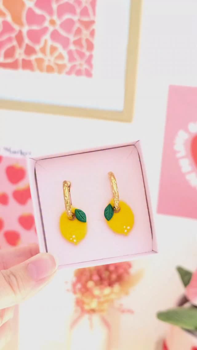 J’avais envie de ramener un peu de soleil dans vos journées… ☀️🍋
et je crois que je ne suis pas la seule à en avoir besoin 🥹✨
📅 Rendez-vous le 26 avril 👀
💬 Alors, tu oserais porter ces pampilles citron ? 🍋💛
#stylecoloré #bijouxfaitsmain #idéecadeau #bijouxété #ootd