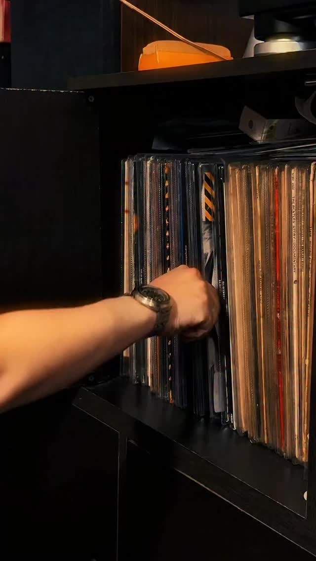 ⚡ Subo el volumen… Lola se acomoda… y la aguja cae.
Porque hay bandas que no se escuchan…
se viven.
AC⚡DC está de vuelta en los escenarios
y en casa lo celebramos como debe ser:
en vinilo, con actitud y a todo volumen.
Rock que no envejece,
solo se vuelve más legendario.
¿Listos para sentirlo otra vez? 🎸
#VinylVibes #NowPlaying #acdc #RockEnVinilo #Coleccionistas BackInBlack HighVoltage