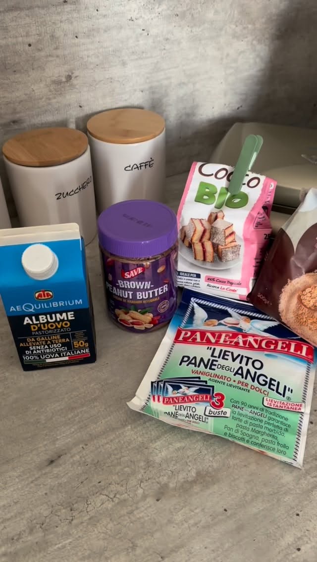 MUG CAKE proteica al microonde
✅25 gr. farina di avena
✅10 gr farina di cocco (o di riso)
✅90 gr. di albumi
✅yummy drops di prozis o dolcificante a piacere
✅3 gr di lievito x dolci
✅1 cucchiaino di chocobutter prozis.
Mischiare gli ingredienti e mixarli con un mini frullino o frullatore. Cuocere in micro a 750w per max 3 minuti (deve rimanere soffice). Potete guarnirla a piacere con yogurt o burro di arachidi o anche della frutta sopra!
#nutrizione #food #mugcake #cagliari