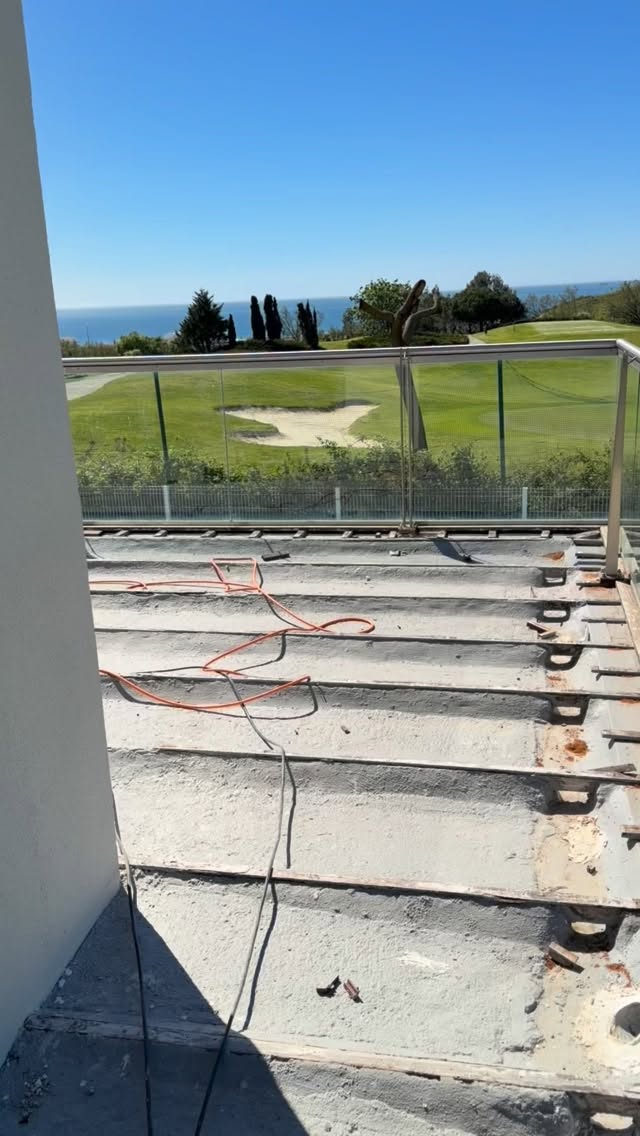 A história do deck que nunca deveria ter existido ou a história que nunca deveria ter existido sobre o deck? 🤦♂️😂
Assentamento concluído 😊
Logo mostramos o resultado com o acabamento de proteção da madeira.
…
The story of the deck that should never have existed, or the story that should never have existed about the deck? 🤦♂️😂
Installation completed 😊
We’ll show the final result with the wood protection finish soon.
#bonadeckingoil #deckipê #deck #deckbuilding