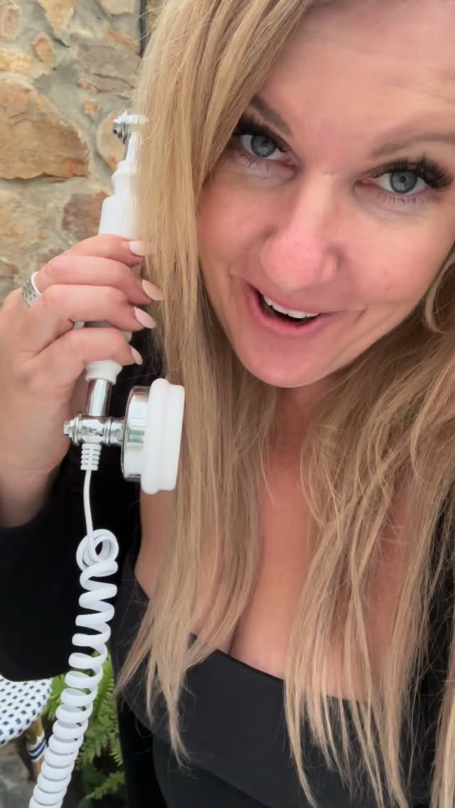 The leaves turn… and just like that, the colour palette changes too.
PS: I hope you love your flowers