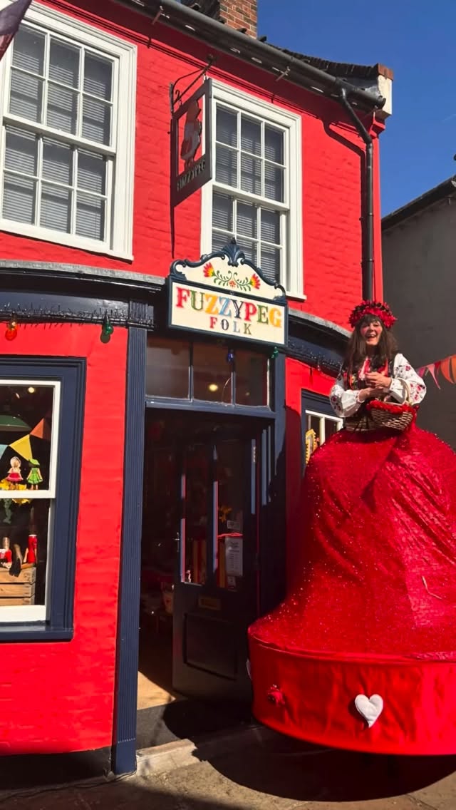 Next up is FuzzyMeg, the Norfolk folk doll who walked on her very long stilty legs all the way from Norwich to join the FuzzypegFolk One Year Anniversary. She brought her pals Bat Shuck, Hedgie and Roger the Pigeon and once she arrived had to negotiate various health and safety hazards like ButterCross bollards, bunting, bubbles and Bungay pavements.
Sky-high hugs and thanks to fabulous friend and stilt-walker extraordinaire Kate @katecr3atur3 x
#stiltwalker #folkdoll #fuzzymeg #bungay