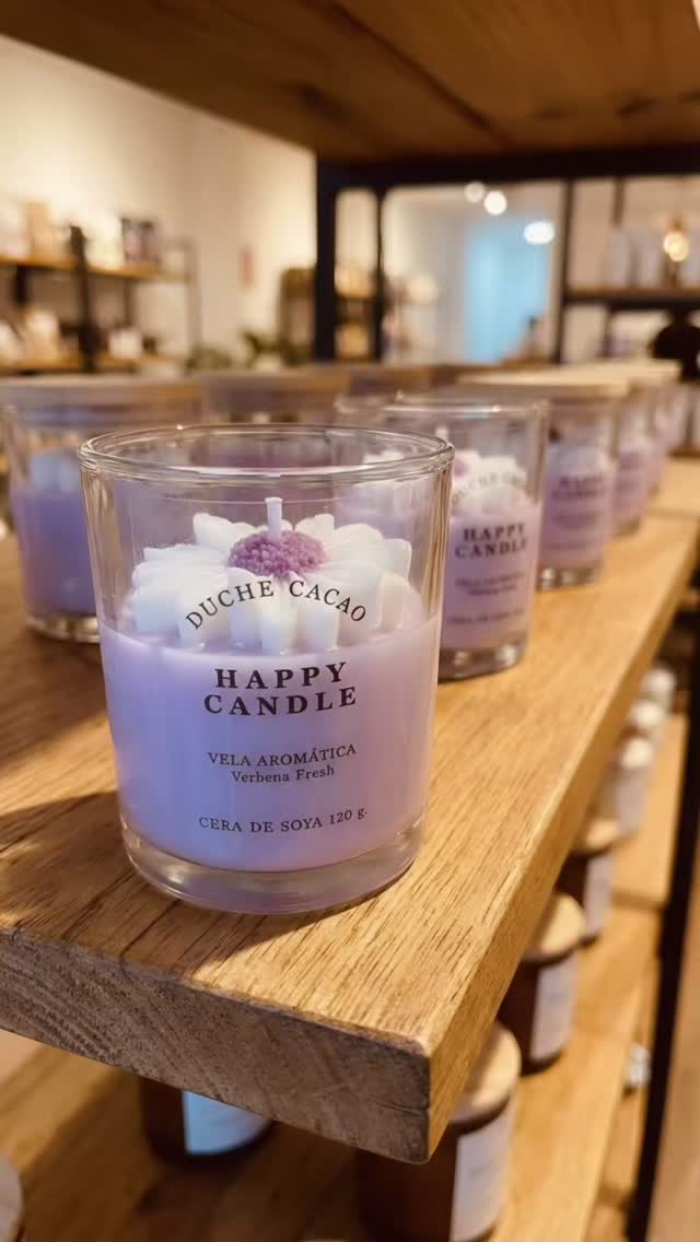 Vela aromática elaborada con cera de soya y presentada en un elegante envase de vidrio, su diseño limpio y delicado se complementa con un detalle floral en su superficie que la hace aún más especial y decorativa. Su fragancia Verbena Fresh envuelve el ambiente con notas frescas, suaves y revitalizantes, perfectas para crear una atmósfera ligera y armoniosa.#kitsderegalo #velasdecorativas #velasaromaticas