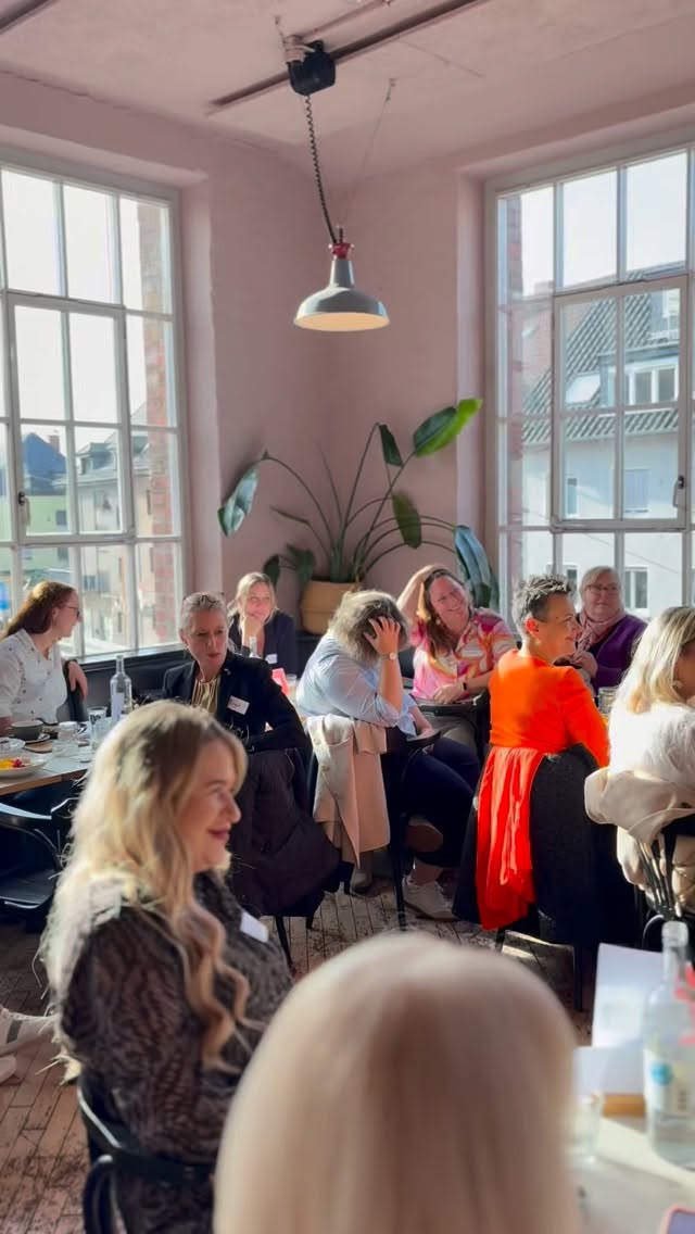 „Die Qualität deines Netzwerks entscheidet über die Qualität deiner Chancen.“
Stuttgart, wir laden dich ein zu etwas Besonderem:
Unser nächstes Treffen als Frühstück & Netzwerken ☕✨
Ein Format, das in anderen Städten bereits für echte Verbindungen sorgt – jetzt öffnen wir es auch für euch.
Im Design Office Stuttgart, gemeinsam mit @elenajakob.de, die seit knapp fünf Jahren diese besondere Community prägt:
Herzlich, professionell und auf Augenhöhe – ein Raum für Frauen, die ihr Business bewusst weiterentwickeln wollen.
Last Call: Nächsten Freitag ist es soweit.
👉 Kommentiere „Stuttgart“ und erhalte den Anmeldelink.
Welche Begegnung könnte dein Business auf das nächste Level bringen?
#frauenundbusiness #karlsruhe #unternehmensberatung #stuttgart #netzwerk