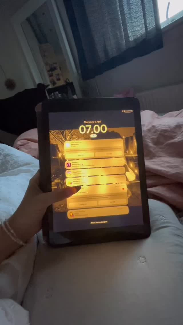 “FØLG EN DAG PÅ KE – MED EMILIE, 10. KLASSE” 🤍😍✌🏼
Hvordan er det egentlig at gå på efterskole? 🤔
Emilie går på danselinjen på Kildevæld Efterskole – og her får du et lille kig ind i hendes hverdag! 🤩