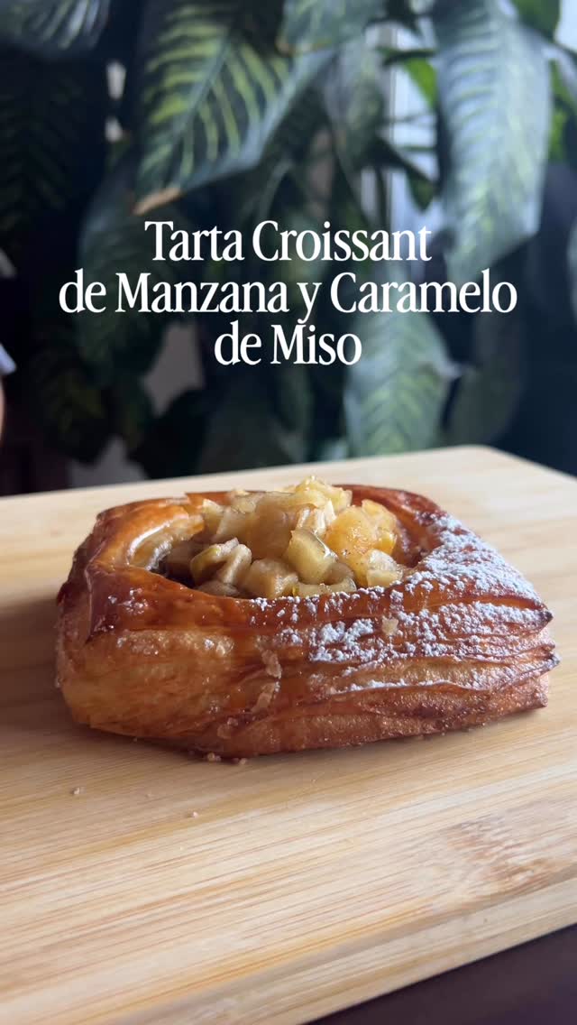 🚨 Menú de Abril
.
🍏🥐 Tarta croissant con bizcocho de manzana, salsa de caramelo con miso y compota de manzanas.
.
📲 Pidela por DM, WhatsApp o
📍 Encuéntrala en @tu_mercadito_ec los martes de 14:30 a 18:30 y los sábados de 9:30 a 14:00
-
#ensamblepan #panquito #viennoiserie #appletart