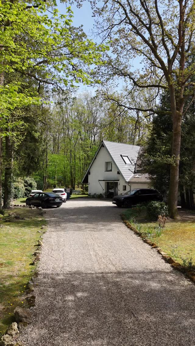 STOP.Regarde 2 secondes avant de scroller.
Cette maison, c’est typiquement le genre de bien… qu’on ne voit jamais passer.
233 m² posés au milieu de 9 000 m² de terrain 🌿Zéro vis-à-vis. Du calme. De la lumière partout.
👉 Le genre d’endroit où tu respires dès que tu passes le portail.
Grande pièce de vie, volumes ouverts, 4 chambres…Et surtout cette sensation rare : être seul au monde, à 45 min de Paris.
📩 Écris moi “GOUVIEUX” en DM ou en commentaire si tu veux la visiter.
#biendexception #maisonderêve #immobilierdeluxe #vivreautrement #frenchrealtor