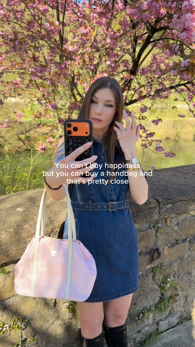 This beautiful Y2K Courrèges Handbag is available on our website or #Vinted 👉🏻 any.chance
#secondhand #bag #y2k #vintagebag