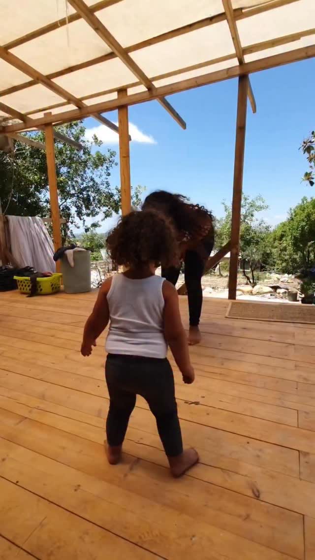 כשגיליתי שאני בהריון עם בת ולא עם בן, מיררתי בבכי על הרצפה מחוץ לחדר הרופא ובכיתי לנור שאני לא יכולה להיות אמא לבת.
נבהלתי - הרגשתי שאין לי את הכישורים להיות אם לבת. אני אישה כל כך שרוטה, איך אגדל בת בתוכי ומחוצה לי?
כשסיליה נולדה, הבטחתי לי ולה שאגדל אותה להיות גאה בנקבה שהיא ולא רק באישה החזקה שהיא. לשם כך הבנתי שעליי ללמוד מי אני באמת כנקבה בעולם.
ומה אם אני אהיה נקבה? מה זה בכלל אומר? מה זה חשק מיני של נקבה? ואיך היא עושה כסף טוב ומנהיגה את העולם? איך נראית אישה מצליחה בעולם רובנו יודעות, אבל איך נראית נקבה משגשגת בעולם שלנו עדיין אין לנו מושג.
אני ממשיכה ללמוד ואנחנו לומדות ועושות את זה יחד.
מדי שבוע אני שולחת פודקאסט קצר של 7 דקות בקבוצת ווטסאפ שקטה על תורת הנקבה. אם המילים האלה נוגעות בך, בואי 🤍
לינק בביו ובסטורי
שבוע טוב אחות.