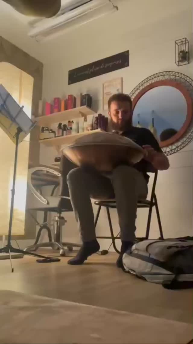 Yoga aérien et Méditation au Handpan à l'atelier des possibles à Arbois 🧘♀️🪽
Un moment suspendu hors du temps. 🎶✨