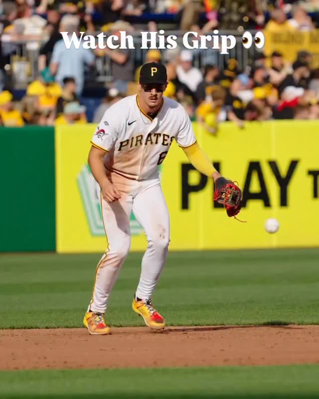 Watch @konnorgriffin shift the ball around in his hand to get the 4 seam grip allowing him to have a strong and accurate throw. 👏🏻⚾️
Big leaguers focus on how they grip the ball 💯
#baseball #mlb #konnorgriffin #shortstop