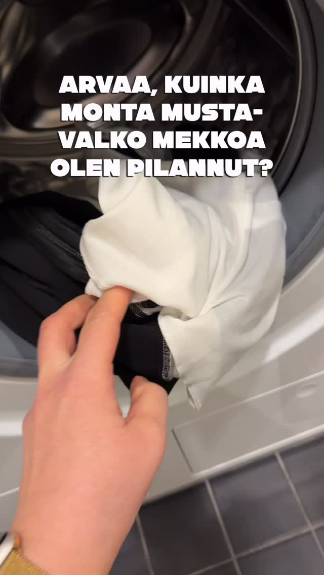 Pyykkipäivän pelastus 👗✨
Onko sinulla mekko, jossa yläosa on valkoinen ja alaosa musta?
Tiedät riskin – mustasta voi irrota väriä ja valkoinen osa kärsii 😬
Kokeile tätä: lisää huuhteluun loraus etikkaa!
Se auttaa sitomaan värejä pesun aikana ja vähentää värin leviämistä, jolloin valkoinen pysyy valkoisena eikä muutu harmaaksi 🙌
Helppo, edullinen ja toimiva niksi arkeen 💛
#pyykkivinkki #vaatehuolto #arkiniksi