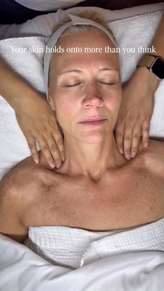 Your skin holds onto more than you think.
When we support lymphatic flow and reduce inflammation, everything works better—your glow, your treatments, your results.
Ask us how to incorporate this into your next treatment.✨
#Hydrafacial #LymphaticDrainage #GlowingSkin #Depuff #SkinHealth