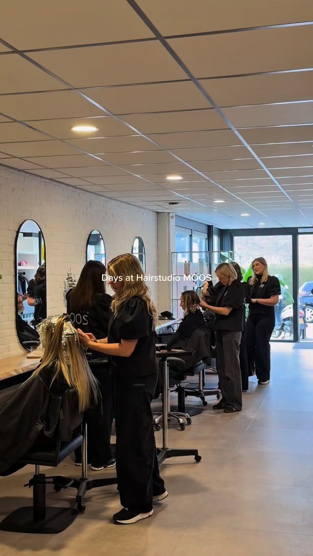 Days at MOOS 🖤
Knippen, kleuren, goede gesprekken, lachen en vooral heel veel mooi haar