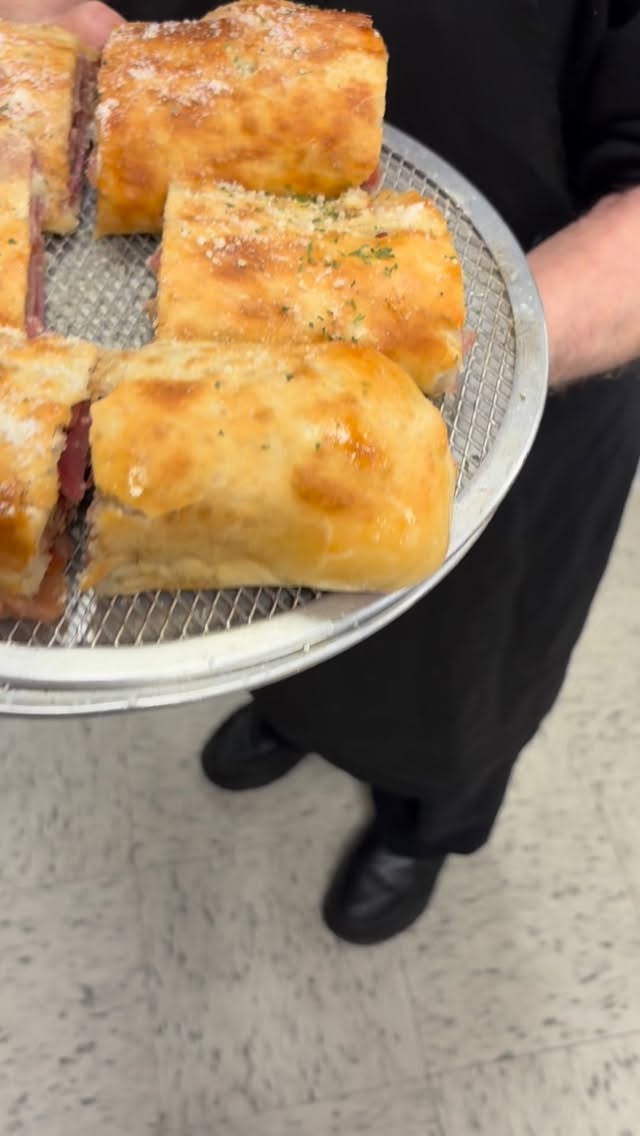Fresh out of the oven this morning 🍕
Bakery pizza, Italian calzones, and arancini are hot and ready for you
📍 Milano’s Delicatessen
978 Saratoga St., East Boston
📞 617-567-6718
Open today until 5.
#eastboston #eastbostoneats #orientheights #bostonfoodies #bostondeli