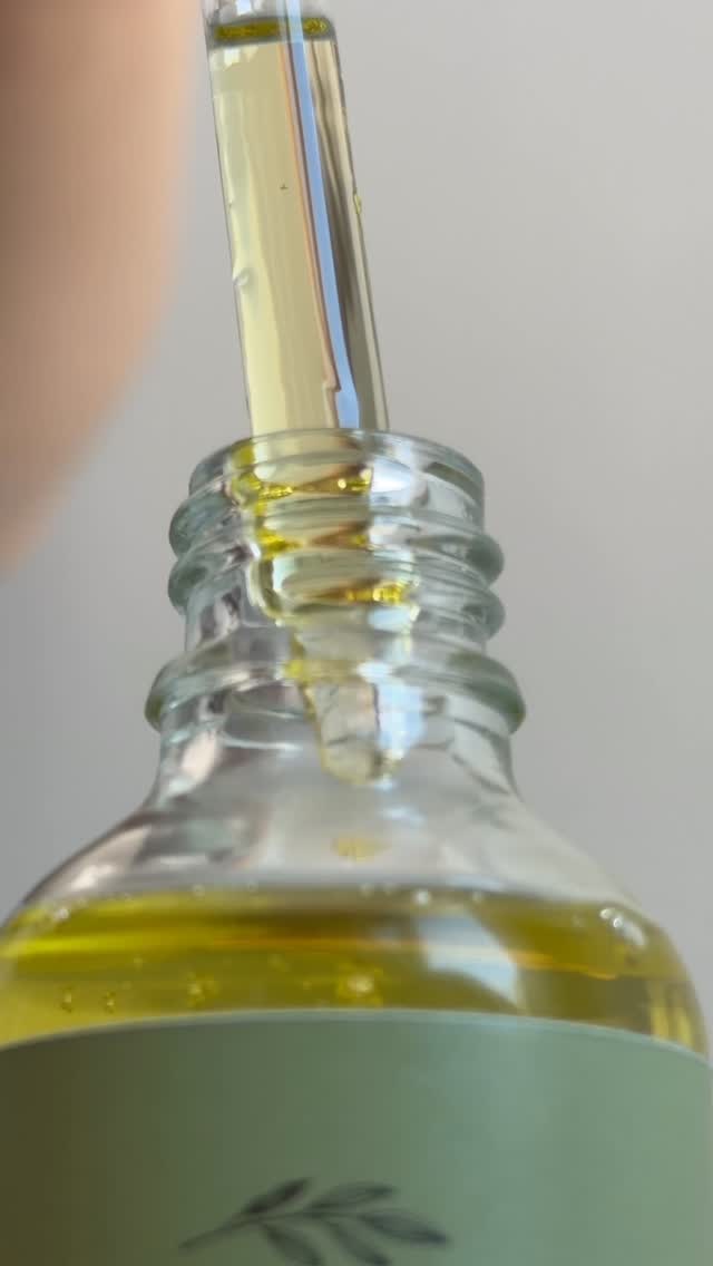 The moment before it meets your skin.
#botanicalskincare #slowskincare #facialoil #mindfulbeauty #groundingritual