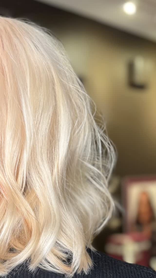 WHY CHOOSE when you can HAVE IT ALL 🧡🤍
#frisörvästerås #splitdyedhair #redkenshadeseq #redkennordic #frisörstockholm