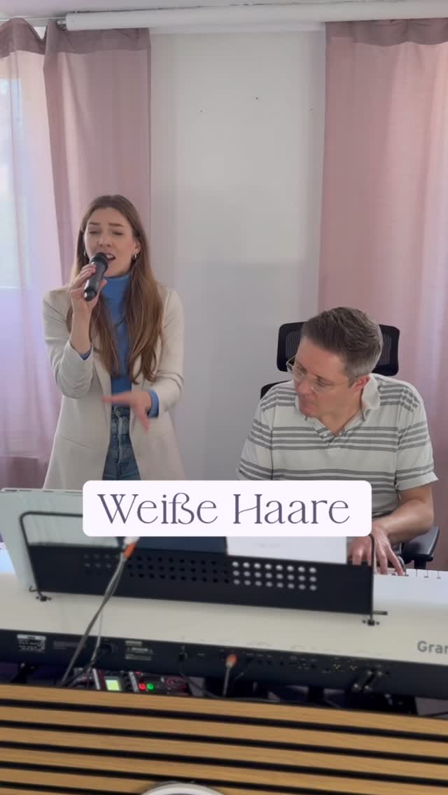 Wir haben uns „Weiße Haare“ geschnappt und einfach mal ein bisschen damit gespielt…
und irgendwie hat sich da ein ganz neuer Groove entwickelt 🕺✨
Eigentlich kennt man den Song eher in einer ruhigen Version –
wir zeigen euch heute mal eine andere Seite davon 🎶
Funk it is 🎶
Was haltet ihr davon? Schreibt es mir in die Kommentare 👇
@Florian Künstler
#funkvibes #hochzeitssängerin #weißehaare #floriankünstler #livemusic