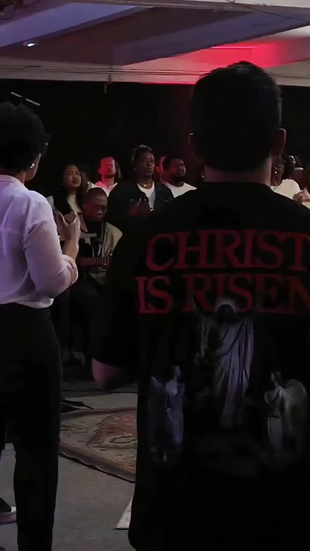 ✝️ Retour sur Vendredi Saint
Nous avons vécu un véritable moment aux pieds de Jésus. Une soirée où Lui seul a été élevé.
Pas de mise en avant… un seul focus : Jésus, et nos voix qui s’élèvent vers Lui.
Un temps où nous avons partagé le pain et le vin, en communion avec notre Seigneur. Un moment simple, profond, centré sur l’essentiel.
Vous avez été nombreux à répondre avec soif et avec cœur.
Partagez-nous en commentaire ce que vous avez reçu durant cette veillée.
#VendrediSaint #Adoration #Jésus #SainteCène #communion