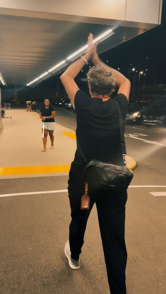 Imagina a sua família de lá🇧🇷, vivendo a sua vida aqui na Austrália 🇦🇺, conhecendo sua rotina, seus lugares preferidos… E principalmente, a sua família do lado de cá.🥹
Foi exatamente isso que eu vivi esse final de semana!
Ver meus pais com as minhas melhores amigas… Aquelas que caminham comigo desde o começo de tudo aqui… foi uma mistura de sentimentos que nem dá pra explicar. 🤍
Porque quem é imigrante sabe…
a gente não constrói só uma vida, a gente constrói uma nova família que vira nosso Porto Seguro do lado de cá!💝
E elas são isso pra mim. ✨
Olhar pra trás e ver tudo que a gente viveu nesses 11 anos… as batalhas silenciosas, os recomeços, as conquistas… e perceber que seguimos JUNTAS… não tem preço! 💜🥹
Cada uma com sua correria, seus desafios… Esposas, mães, filhas, empresárias…. mas que sempre dão um jeito de estar presente e fazer valer o tempo que estamos juntas. 🤝
Amizade de verdade é isso.
É ser casa, mesmo longe de casa.🏠
Minhas patroas, eu amo vocês. 💜
Obrigada por tornarem esse momento ainda mais inesquecível! @jessica_adriene @dai_mendess @nathaliacalfranco
Esse encontro… ficou guardado pra sempre no meu coração. 🥹✨
#brasileirosnaaustralia #imigrantenaaustralia #intercambioaustralia #amizade #familia