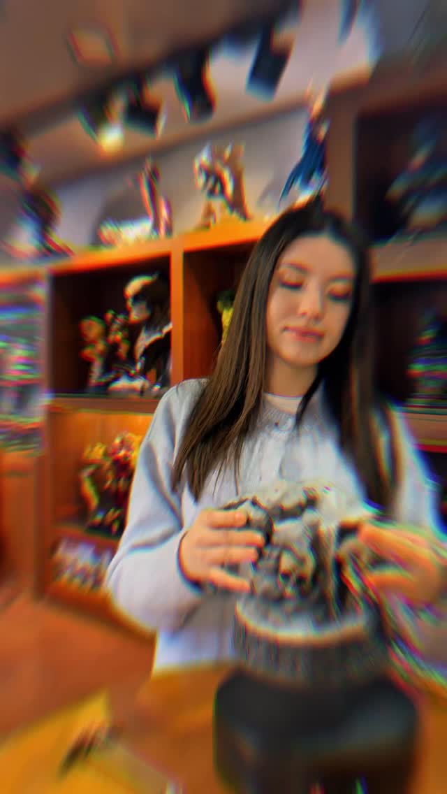 ⚡ Bu detayı fark eden çok az kişi var…
Karanlık bir dünyanın içinden çıkan bu parça, sadece bir figür değil… tam anlamıyla bir sanat eseri 🔥
Zırh detayları, kafa tası teması ve dinamik duruşuyla koleksiyonda direkt dikkat çeken parçalardan biri.
Özellikle base tasarımı ve kumaş detayları, ürünü sıradan bir figürden çıkarıp premium seviyeye taşıyor. Vitrinde durduğu an ortamın havasını değiştiriyor 👀
Bu tarz parçalar üretimde değil, sergileme odaklı ve koleksiyon değeri yüksek ürünler. Kaçırıldığında yerine aynısını bulmak zor.
DM’den fiyat bilgisi alabilirsiniz. Hero Cafe’yi ziyaret edip ürünü yakından inceleyebilirsiniz.
#marvelcollectibles #statuecollector #premiumfigures #herocafe #geekculture