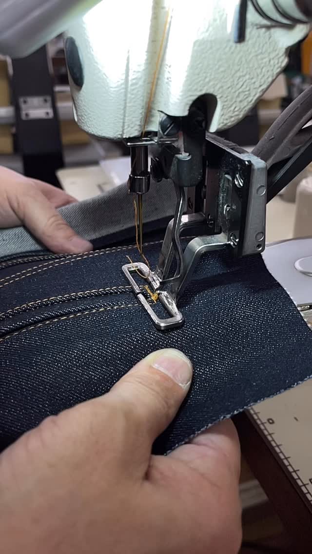 一針で、強さと表情が決まる。
デニムジャケットのポケット口に打ち込むカンドメ。
負荷がかかる場所だからこそ、ただ縫うだけじゃなく、
耐久性と美しさを同時に仕上げていく。
後半はスローモーション。
一針ずつの動きまで、ぜひ見てみてください。
#japanesedenim #madeinjapan #denimfactory