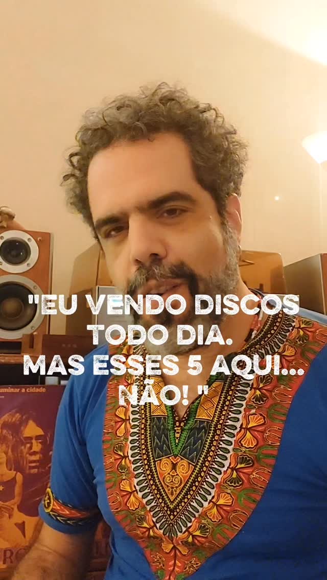Os 5 discos que moldaram meu ouvido (e a curadoria da loja).
Decidi dar as caras por aqui para responder uma pergunta que recebo direto: "E aí Luciano, quais discos você não desapega, que jamais entrariam pra negócio?
Não foi fácil filtrar, fiz um recorte, a lista é extensa. Mas esses 5 discos não estão na minha prateleira por acaso. Eles representam o que eu acredito que um bom vinil deve entregar: história, técnica e, acima de tudo, alma.
No vídeo eu conto:
🔹 O impacto de ouvir O Terço pela primeira vez.
🔹 "Tudo foi feito pelo Sol" é o um dos muitos ápices dos Mutantes, mesmo sem a Rita Lee.
🔹 A visceralidade da Gal Costa no Fa-Tal (o disco que todo colecionador precisa ter).
🔹 A aula de separação de canais no Acústico do Gil.
🔹 E um garimpo recente de Umbanda que prova: a percussão brasileira nos anos 70 era coisa de outro planeta.
Tem história de bastidor e até de quando o Lanny Gordin foi meu professor de guitarra.
💬 E pra você: qual desses 5 é o "disco da vida"? Ou qual deles falta na sua coleção hoje?
Bora conversar nos comentários.
#avozdovinil #vinilbrasil #discosdevinil #vinyloftheday #garimpodevinil