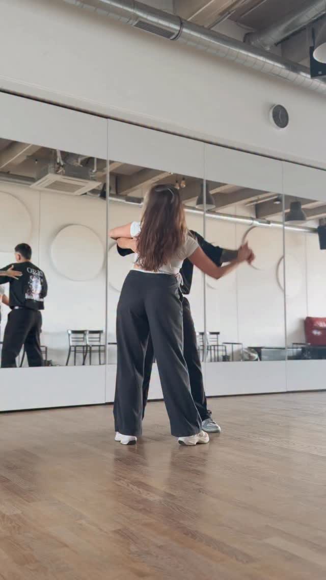 🌀 GIOVANA Y RAFAEL 🌀
Inspired by @marckemelyssa.oficial crazy flowy combinations we are risking some new stuff over here 🩵 Practicing at our home here in Munich, @salsaonstage
What do you think about this new counterbalance? 🤸♀️
If you want to understand more about our technique, come study with us ⏩️ www.giovanayrafael.com