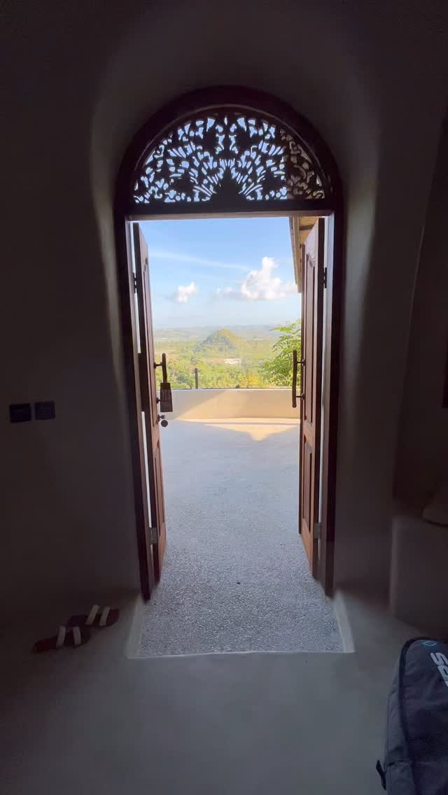 A quick little dip into the archives: my reccy trip to Lombok back in 2021 with @janiecewalker to suss out where I’d host my first retreat to Lombok. Stumbled across the gem that is @dome_lombok and never looked back.
Surfing outside Gerupuk
Experience Lombok for yourself in 2027… the calendar release for next year is coming soon (but you can book in now if you want to 😉)
#surfretreatlombok #solsurf #surfcamplombok