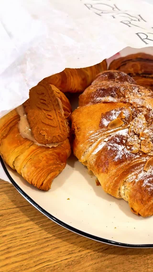 Croissant-Wochen fühlen sich an wie warme Momente & zu viele gute Optionen. 🥐
Unsere Auswahl ist riesig:
Pistazien-Croissant 💚
Pudding-Croissant 💛
Lotus-Croissant 🧡
Schokocroissant 🤎
Buttercroissant 🤍
Käsewurstcroissant ❤️
Und am liebsten würde man alle probieren. Gut, dass es das Croissant-Trio gibt – drei süße Croissants nach Wahl für nur 6,95 € ✨
Welcher ist dein Favorit?
* Unsere Croissant-Wochen gibt es noch bis zum 25.04.2026 von Montag - Samstag.
#croissant #baeckereiraisch #handwerk #süßes #gönnung