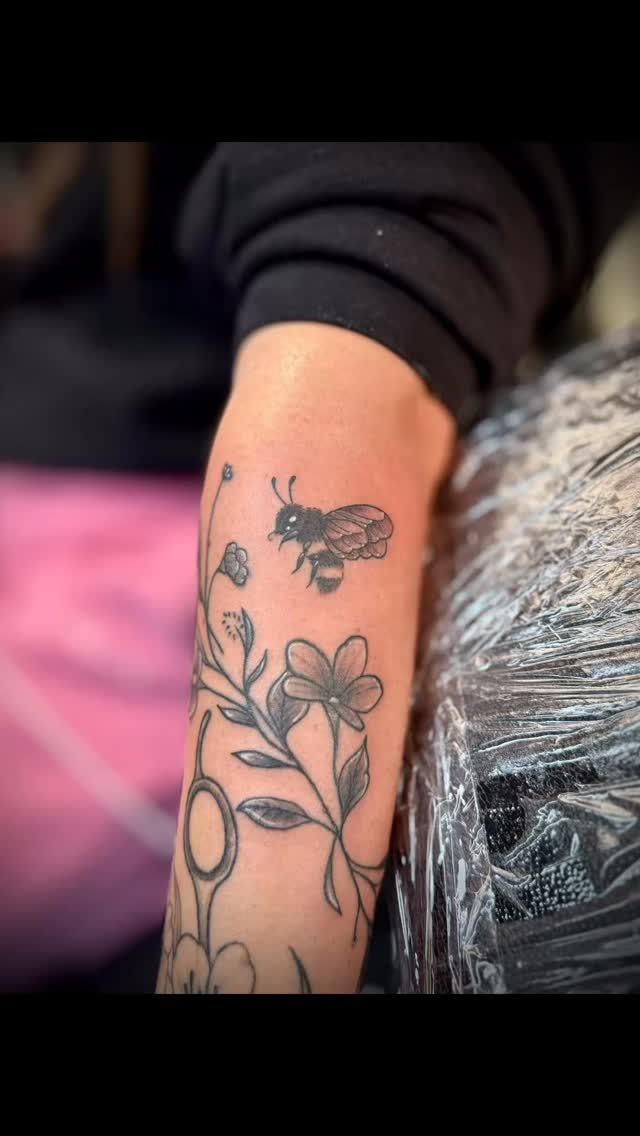 A tiny bee friend and some fresh white highlights for @maddie.tibbettss 🐝
By @kayy.tattoos 🖤
.
Book via link in bio
.
.
.
.
.
.
.
.
.
#ellsworthmaine #tattooshop #tattoosofinstagram #tattoooftheday #tattooideas