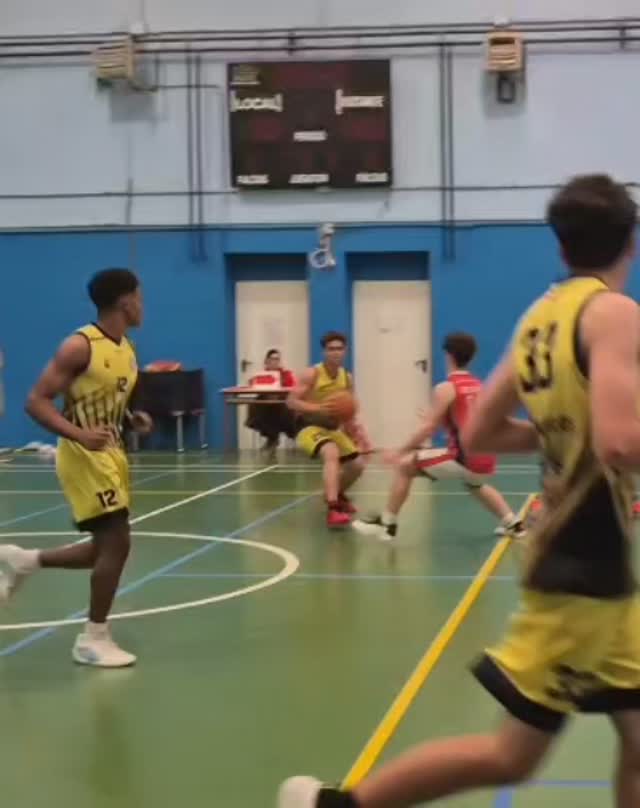 Junior masculino de primer año cae en Algete.
Tras un partido en el que fuimos arriba 38 minutos acabamos perdiendo, cosas del deporte.
Una rotación muy corta por las lesiones/enfermedades nos hace llevar un plan de partido diferente al que estamos entrenando pero a base de concentración conseguimos irnos arriba. Una mala salida de vestuarios, relajados en exceso , hace que el rival vuelva al partido y en ese punto adolecemos de falta de tiro exterior y no conseguimos asegurar el rebote.
Con el partido en una posesión, un 2+1 del contrario nos condena.