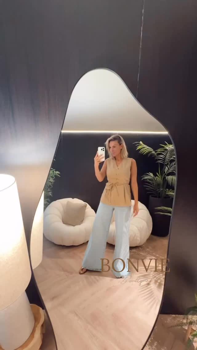 Waistcoat : € 59,99
XS tem XL
Palazzo jeans : € 59,99
38 tem 42 in stock