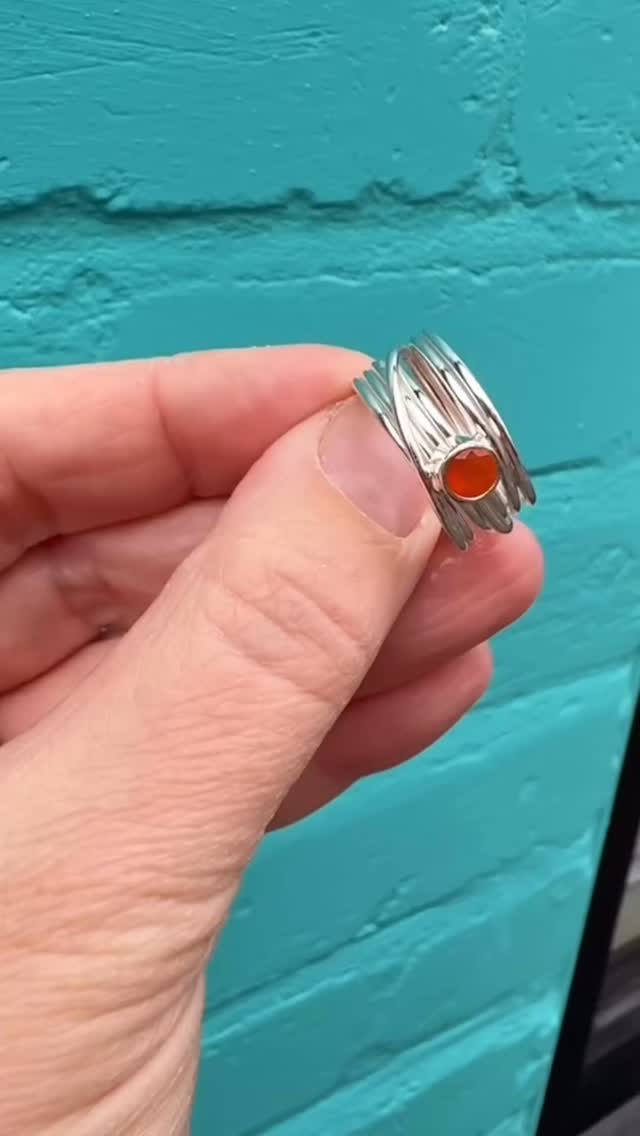 Was looking back at some of the wrap rings and bangles Iβve made over timeβ¦ and realised Iβd completely forgotten about a few of them β¨
So I thought Iβd share them with you here π€
Which is your favourite?
#silverjewellery #handmade #jewellery #contemporaryjewellery #jewelleryaddict