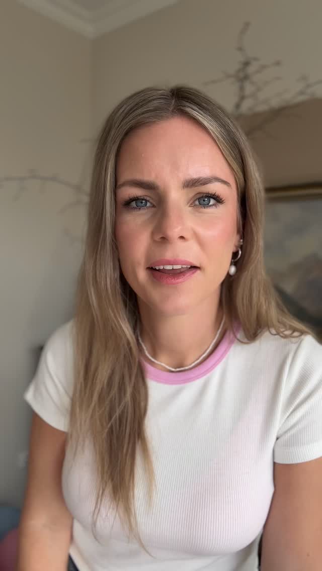 Wenn du müde bist oder aussiehst - kannst du diese 3 Dinge tun 🤍
Deine richtige Lippenfarbe - auf deinen Farbtypen abgestimmt
Etwas Rouge - bringt sofort Frische ins Gesicht
Farbe am Oberteil - am besten in deiner wow Farbe 😍 bringt Dich zum Strahlen
#farbberatung
#colourcombination
#farbsystem
#deinefarben