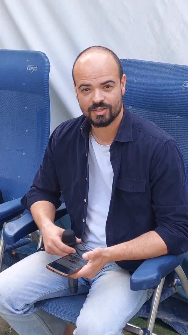 El video cantando no es IA, esta cantado con un microfono y un altavoz y grabado con una buena camara