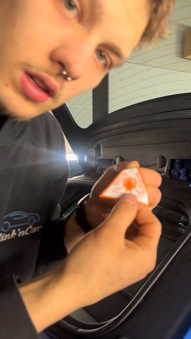 Wil je een sticker dikke? #blinderen #tinten #blinkncar #voiceover #tinting
