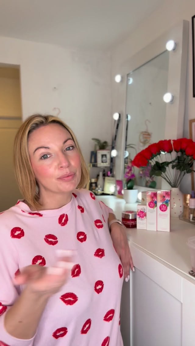 My nighttime skincare routine using all of my favourites from @ellaandjo_ 💕
✨ Melt the day away cleansing balm
✨ Brighten and glow cleanser
✨ Wide awake eye gel
✨ Hyaluronic skin serum
✨ Love your lips lip balm
There will be an @ellaandjo_ body moments masterclass held in Dunnes, Bandon Road on Thursday the 30th of April, where both founders @niamhogradyryan and @charleneflanagan_ will be exclusively launching the Body Moments Collection in @dunnesstores
Tickets are €15 and fully redeemable against your favourite @ellaandjo_ products on the night. I will also be there to help with any questions or guidance with choosing products. I will link the event in my stories, spaces are limited 💕
#ellaandjo #ellaandjocosmetics #skincare #nighttimeskincareroutine #bodymomentscollection