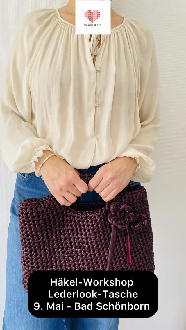 In meinem neuen Workshop zeige ich euch, wie ihr die stilvolle Handtasche im Lederlook selbst herstellen könnt. Vielleicht suchst du noch nach einem besonderen Geschenk zum Muttertag? Dann ist doch der Workshop & die gemeinsame Zeit mit einem Lieblingsmensch genau das richtige 💝.
Ich freu mich auf dich🧶🌸
#häkeln #workshop #tasche #muttertag #geschenkidee