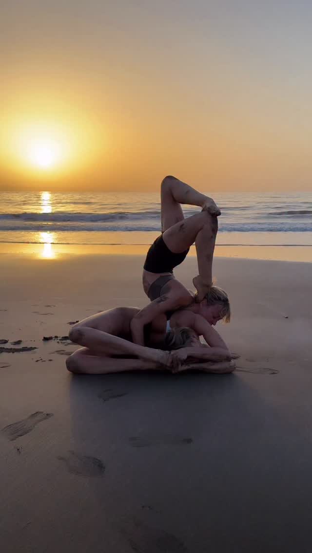 Sunrise Shapes with Friends 🌅
From our Gran Canaria retreat last week — choreographing creative partner shapes together in the sunrise light, sharing ideas and making little pieces of movement art with each other.
I love that I get to wake up to this as my job, and that it’s brought such incredible people into my life from all over the world. Different cultures, different experiences, different ways of seeing and moving — all meeting in one shared moment.
These are the kinds of moments that make life feel very full 💜
Day 5 #alomomentum
#sunriseyoga #partnerflexibility #partneryoga #flexibilityshapes