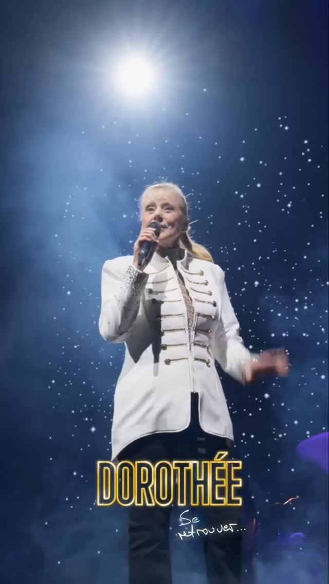 Une toute nouvelle série de costumes de scène pour l’incroyable @dorothee.officiel ✨❤️ trop ravi d’avoir conçu avec la supervision de @alexisarnoult les costumes de cette icône de la télévision.
.
Veste tailleur blanche militaire avec détail gold et strass, veste n jean avec strass et sigle Dorothée , tops en licra pailleté gold et rose ✨
.
#romainthevenin #clubdorothée #fashion #spectacle #icone